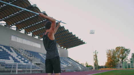 Un-Atleta-Masculino-Lanza-Jabalinas-En-Un-Estadio-A-Cámara-Lenta.-Programa-Olímpico-De-Lanzamiento-De-Jabalina-De-Atletismo